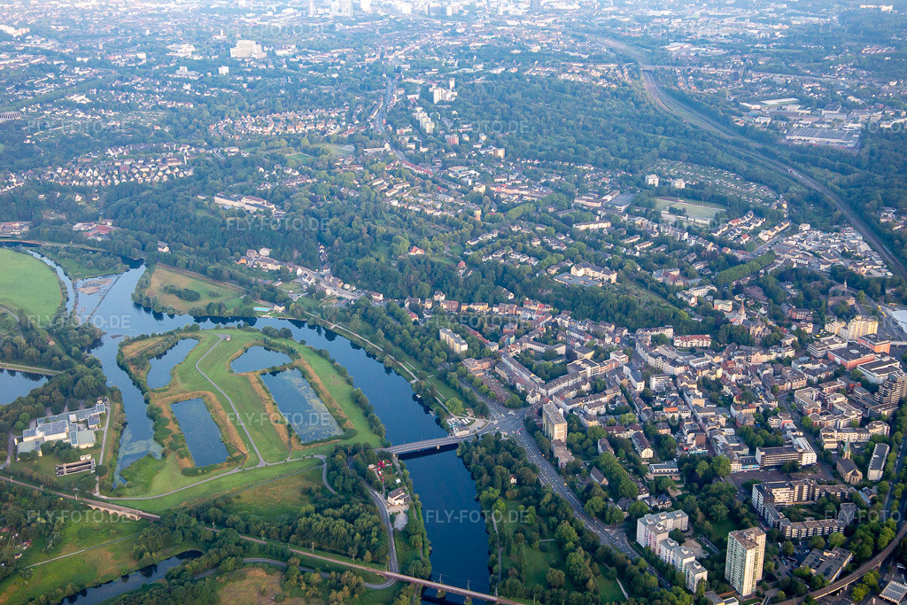 Luftbild: Kurvenförmige Schleife der Uferbereiche am Ruhrbogen der Ruhrhalbinsel Überruhr Flußverlauf im Ortsteil Bergerhausen in Essen im Bundesland Nordrhein-Westfalen in Deutschland. Foto: IMG_008371.jpg vom 19.07.2020 durch Werner Riehm/FLY-FOTO.de