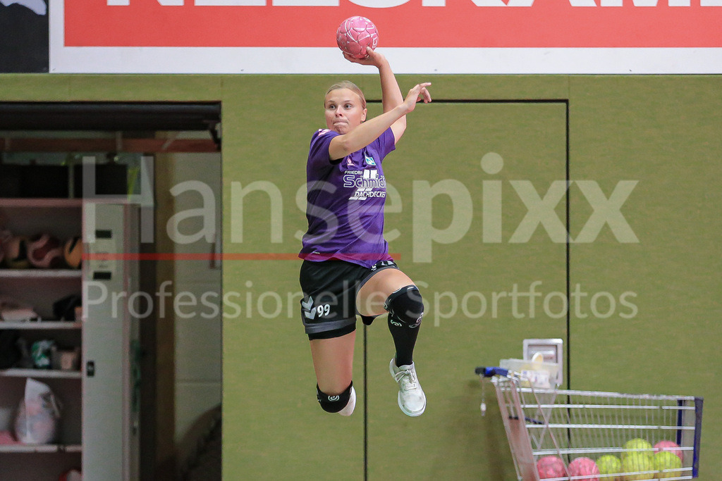 Handball, 2. Bundesliga Frauen, Training SV Werder Bremen | v.li.: Vanessa Plümer (SV Werder Bremen, 15) beim Wurf, am Ball, Spielszene, Aktion, Action