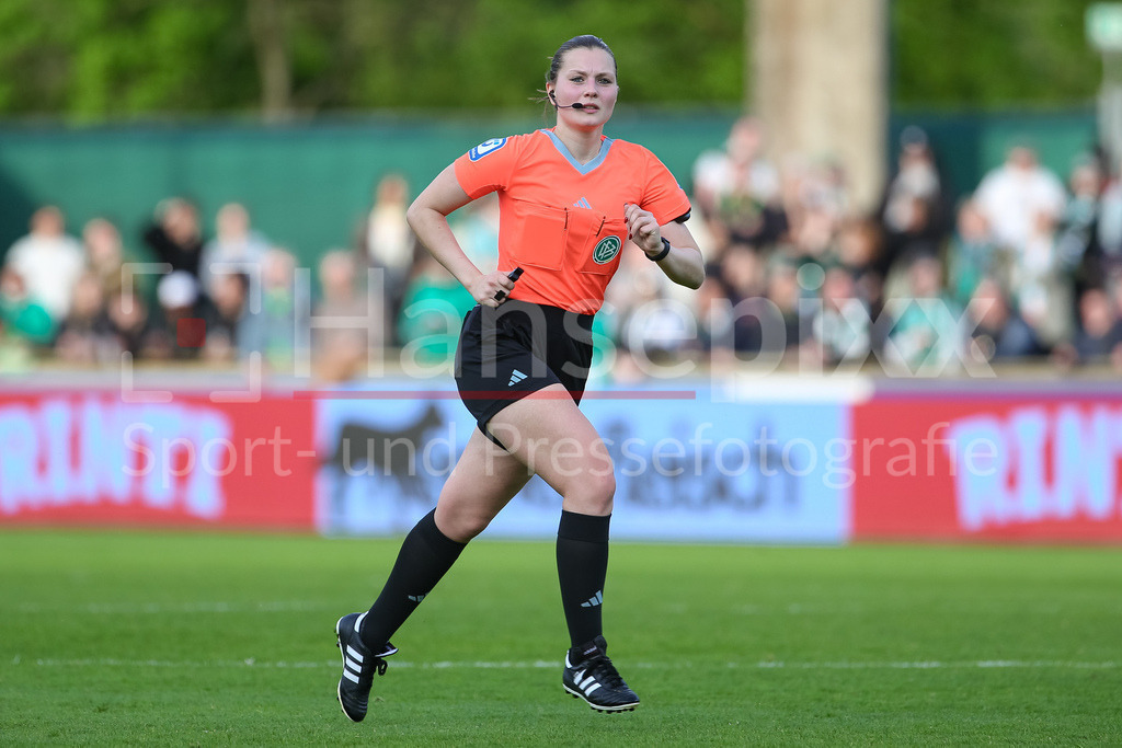 Fussball, Google Pixel Frauen-Bundesliga, SV Werder Bremen - RB Leipzig | v.li.: Schiedsrichterin Selina Menzel, DIE DFB-RICHTLINIEN UNTERSAGEN JEGLICHE NUTZUNG VON FOTOS ALS SEQUENZBILDER UND/ODER VIDEOÄHNLICHE FOTOSTRECKEN. DFB REGULATIONS PROHIBIT ANY USE OF PHOTOGRAPHS AS IMAGE SEQUENCES AND/OR QUASI-VIDEO.