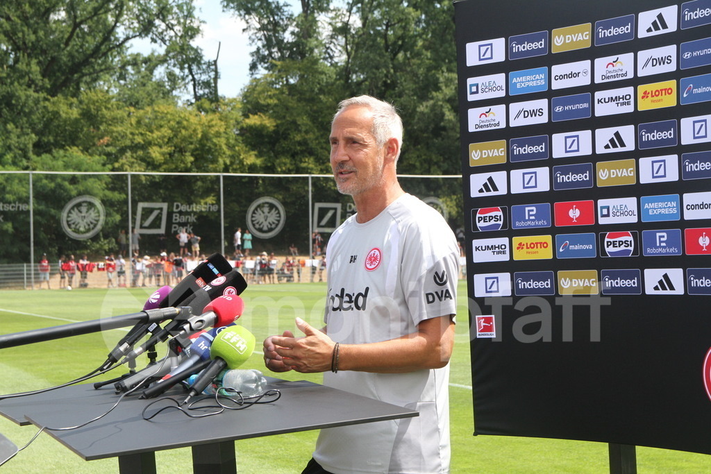 Adi Hütter * Trainer Eintracht Frankfurt | Eintracht Frankfurt * Trainer Adi Hütter * Trainigsstart * stellt sich den Frgen der Journalisten - Realisiert mit Pictrs.com