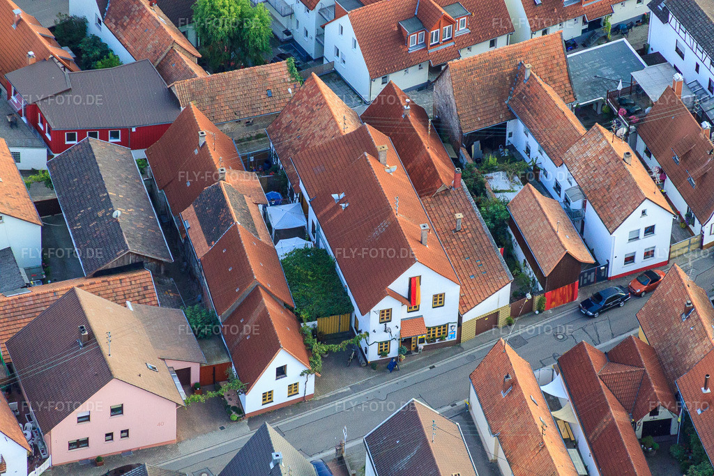 Luftbild: Juststraße, Gaststätte Zum Schloddrer in Kandel im Bundesland Rheinland-Pfalz in Deutschland. Foto: IMG_32871.jpg vom 03.09.2010 durch Werner Riehm/FLY-FOTO.de