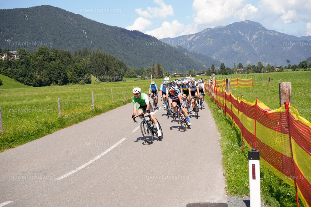 598_20230817_Bewerb_Maenner_Muehlanger | AUT - OESTERREICH, 2023-08-16: SPORT RENNRAD-FAHREN - 55. INTERNATIONALER RADWELTPOKAL IN ST. JOHANN IN TIROL  - Vintage-Radrennen mit WM-Bronze-Medaillen-Siegerin Christina Schweinberger, den Teilnehmer und Alexander Baumann (vom Orginastions-Team) - TAG 2 BEWERB MAENNER IN SECHS GRUPPEN  ; Foto: Roland Muehlanger