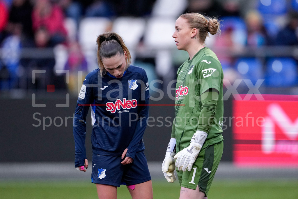 Fussball, Google Pixel Frauen-Bundesliga, TSG 1899 Hoffenheim - SV Werder Bremen | v.li.: Jill Janssens (TSG, 9), Laura Johanna Dick (Torwart, Torhüterin, TSG, 1), Spielerinnen der TSG 1899 Hoffenheim, enttäuscht schauend, Enttäuschung, Frustration, disappointed, pessimistisch, Aktion, Action, Spielszene, 01.02.2026, Sinsheim (Hoffenheim)  (Deutschland), Fussball, Google Pixel Frauen-Bundesliga, TSG 1899 Hoffenheim - SV Werder Bremen, DFB/DFL REGULATIONS PROHIBIT ANY USE OF PHOTOGRAPHS AS IMAGE SEQUENCES AND/OR QUASI-VIDEO., DIE DFB-RICHTLINIEN UNTERSAGEN JEGLICHE NUTZUNG VON FOTOS ALS SEQUENZBILDER UND/ODER VIDEOÄHNLICHE FOTOSTRECKEN. DFB REGULATIONS PROHIBIT ANY USE OF PHOTOGRAPHS AS IMAGE SEQUENCES AND/OR QUASI-VIDEO.