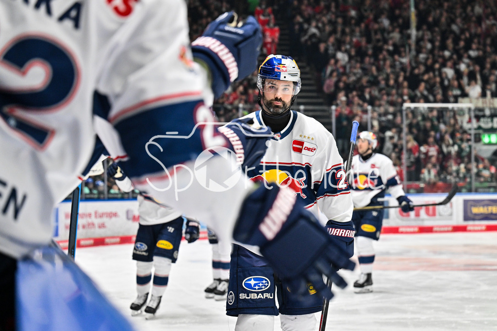 Augsburger Panther - EHC RB München | AUGSBURG, DEUTSCHLAND - 27. FEBRUAR: Jubel der Gäste nach dem Treffer zum 0-1 durch Ryan MURPHY (RB München 24) / Tor / Torschuetze / Freude / Happy während dem Match zwischen den Augsburger Panthern und dem EHC RB München am 46. Spieltag der Penny DEL im Curt Frenzel Stadion