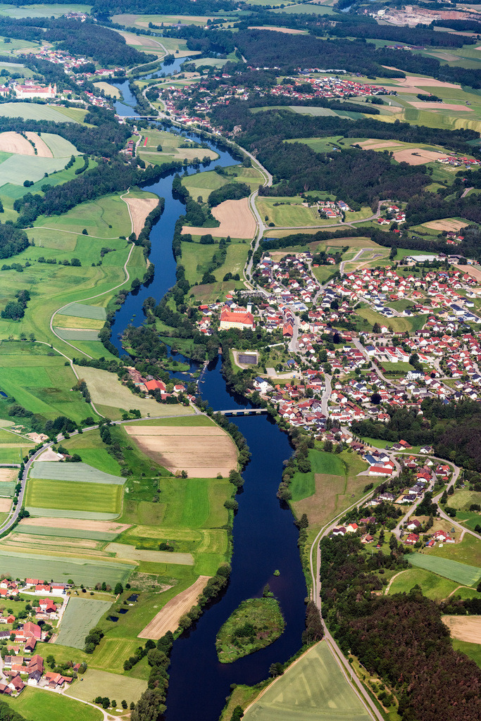 dr__0029554.jpg | WALDERBACH 02.06.2019 Dorfkern an den Fluß- Uferbereichen der Regen in Walderbach im Bundesland Bayern, Deutschland. // Village on the river bank areas of Regen in Walderbach in the state Bavaria, Germany. Foto: Daniel Reiter