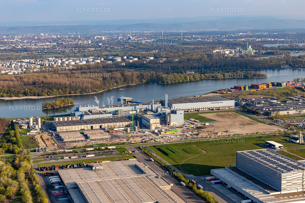 Luftbild: Neubau des Gas- Wasserstoff- Kraftwerks der Papierfabrik Palm GmbH & Co. KG im Ortsteil Industriegebiet Wörth-Oberwald. in Wörth am Rhein im Bundesland Rheinland-Pfalz in Deutschland. Foto: IMG_126463.jpg vom 20.04.2021 durch Werner Riehm/FLY-FOTO.de