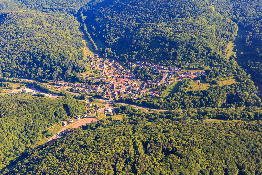 Luftbild: Dorfansicht im Kaiserbachtal im Pfälzerwald aus Süden in Waldhambach im Bundesland Rheinland-Pfalz in Deutschland. Foto: IMG_080077.jpg vom 05.06.2015 durch Werner Riehm/FLY-FOTO.de