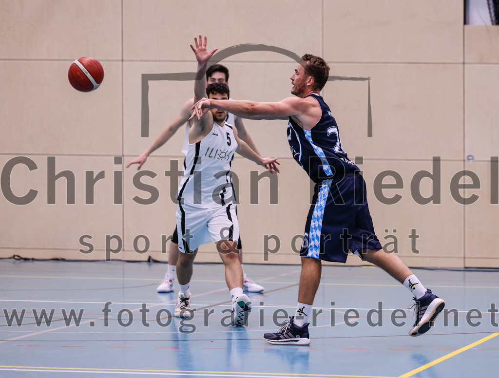 2022-04-03_075_TSV_Vaterstetten_gegen_SV_Weissblau-Allianz_Muenchen | Vaterstetten, Deutschland, 03.04.2022:
Basketball, Bezirksoberliga Herren 2021 / 2022, 14. Spieltag, TSV Vaterstetten gegen SV Weißblau-Allianz München, Endergebnis: 86:54

Jonathan Andre (TSV Vaterstetten, #5), Rene Pferner (SV Weißblau-Allianz München, #26)

Foto: Christian Riedel / fotografie-riedel.net