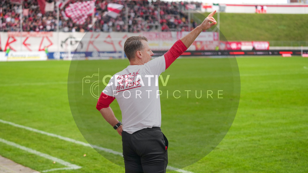 Fußball, Herren, Saison 2025/2026, Regionalliga Nordost, 14. Spieltag, FSV Zwickau vs. FSV 63 Luckenwalde, Samstag 01.11.2025, GGZ-Arena Zwickau | Fußball, Herren, Saison 2025/2026, Regionalliga Nordost, 14. Spieltag, FSV Zwickau vs. FSV 63 Luckenwalde, Samstag 01.11.2025, GGZ-Arena Zwickau, Im Bild: Rico Schmitt (Trainer Zwickau) - Realisiert mit Pictrs.com