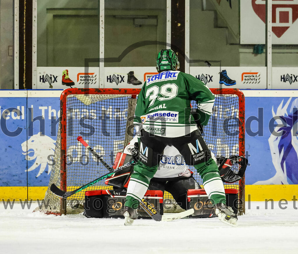 2023-11-12_054_TSV_Erding_gegen_EHC_Koenigsbrunn | Erding, Deutschland, 12.11.2023:
Eishockey, Bayernliga Vorrunde 2023 / 2024, 9. Spieltag, TSV Erding gegen EHC Königsbrunn, Endergebnis: 3:2

Torwart Stefan Vajs (EHC Königsbrunn, #32), Thomas Plihal (Erding Gladiators, #39)

Foto: Christian Riedel / fotografie-riedel.net