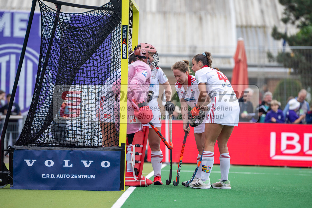 Final4_20240518-1254-0112 | Bonn, Deutschland, 18.05.2024: Paula Brux (Rot-Weiss Koeln), Julia Sonntag (Rot-Weiss Koeln) in Aktion waehrend des Spiels der Deutsche Feldhockey-Meisterschaften 2024 zwischen Final 4 Damen Rot Weiss Köln - Mannheimer HC im Bonner THV am 18.05.2024 in Bonn, Deutschland. (Foto von Stephan Fehrmann)

Bonn, Germany, 18.05.2024: Paula Brux (Rot-Weiss Koeln), Julia Sonntag (Rot-Weiss Koeln) in action during the game of Deutsche Feldhockey-Meisterschaften 2024 between Final 4 Damen Rot Weiss Köln - Mannheimer HC in Bonner THV at 18.05.2024 in Bonn, Deutschland. (Foto from Stephan Fehrmann)