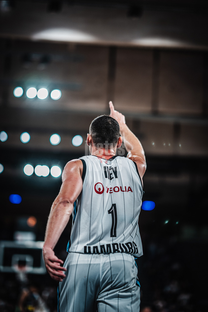 Basketball | Männer | Saison 2024/2025  | easyCredit Basketball Bundesliga | Testspiel | Veolia Towers Hamburg vs. EWE Baskets Oldenburg | 25.08.2024 | Brae Ivey (#1, Veolia Towers Hamburg) von hinten