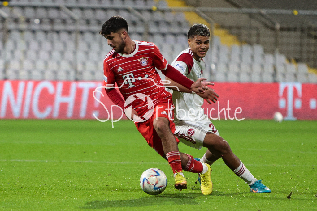 FC Bayern Amateure - 1. FC Nuernberg II | Eyuep AYDIN (FCB #6) im Duell mit Jermain Nischalke (FCN #26))