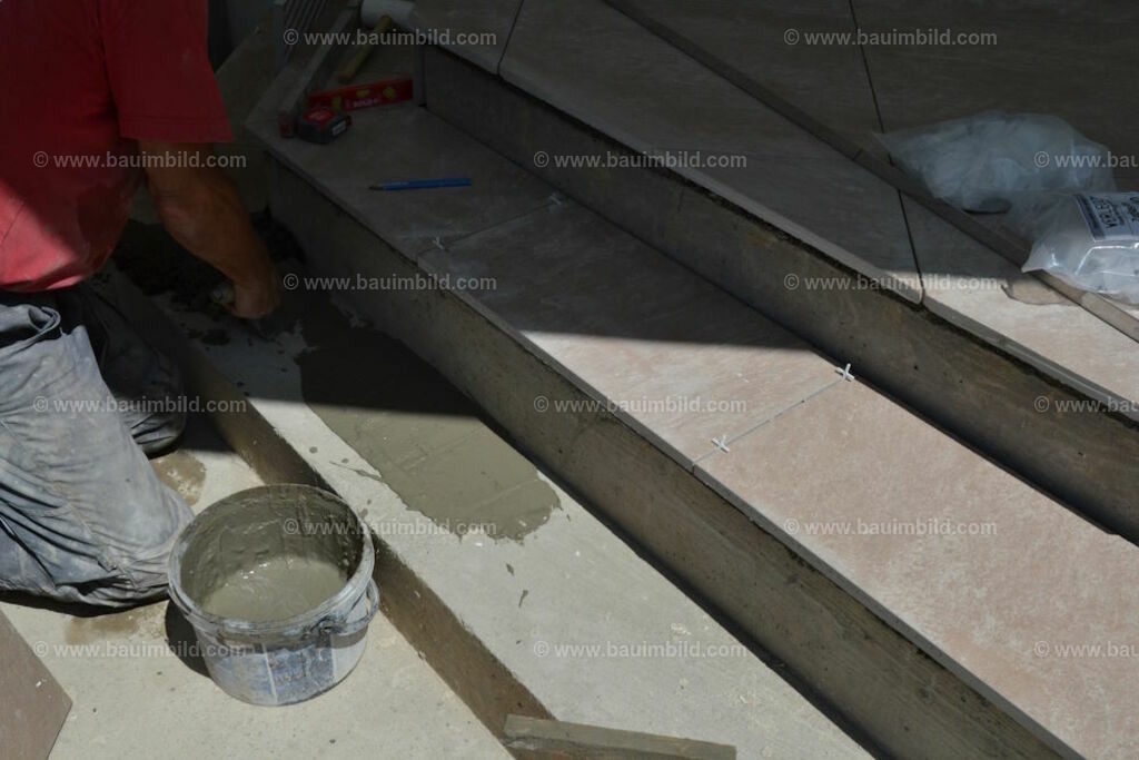 bib-lg21-fliesenlegerarbeiten-0104 | Nach LV-Leistungsgruppen sortierte Detailfotos über den Bau eines Hauses. Alle Hausbau-Bilder direkt vom Urheber und Autor der Website Haus-Selber-Bauen.com