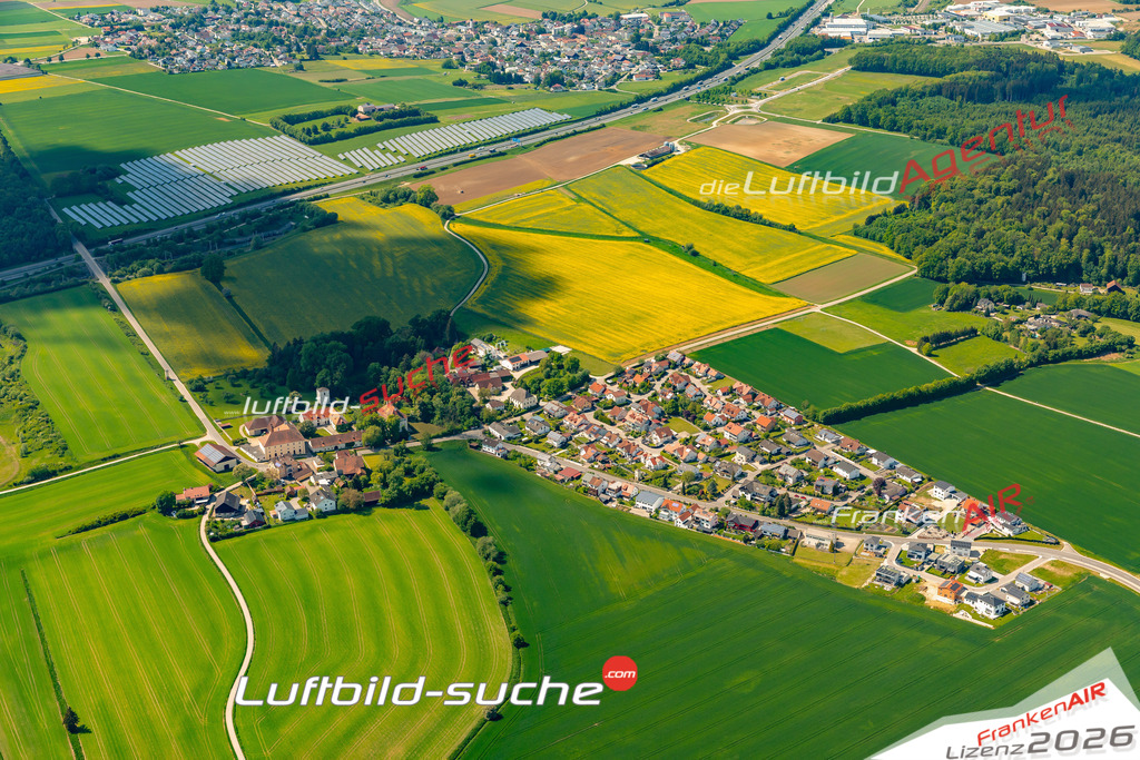 Das Luftbild zeigt : Schönbrunn Denkendorf - Die Luftaufnahme wurde 2024 vom UL-Flugzeug aus erstellt ( keine Drohne ) - Hochauflösende Luftaufnahme - Für grossformatige Ausdrucke geeignet. Die Geschenkidee !Mit Lizenz und Bildrechte bestellbar