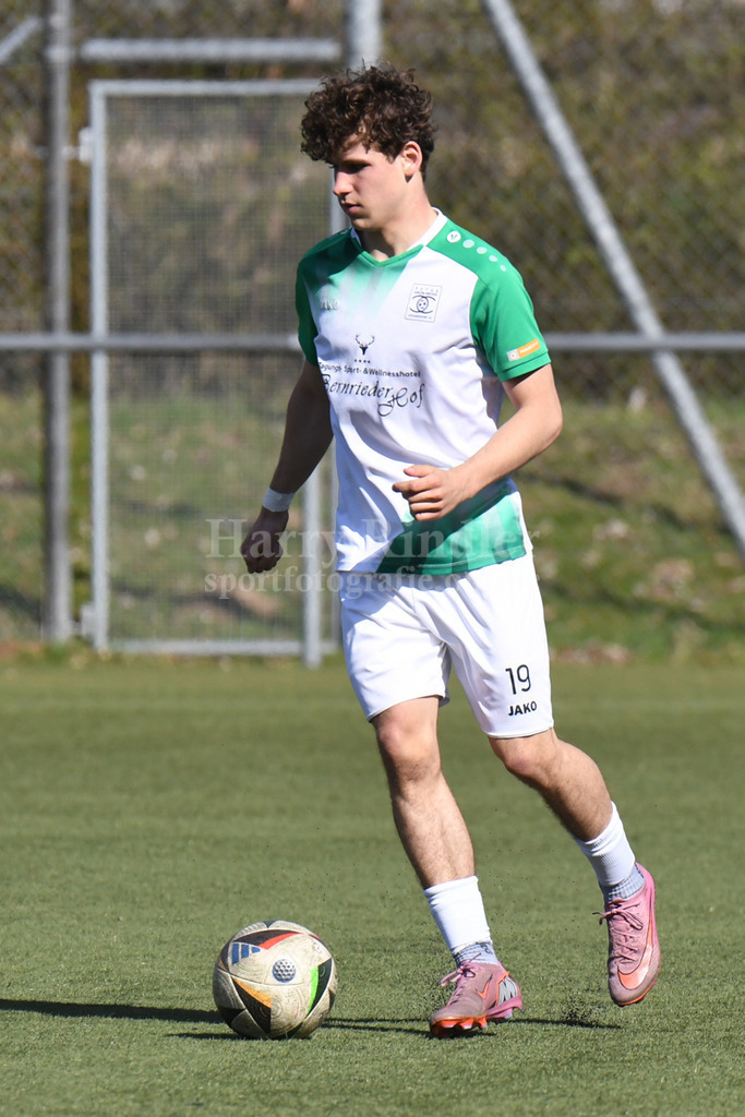 SpVgg GW Deggendorf : SV Hofkirchen | Lukas Semmler (SpVgg GW Deggendorf #19) - Realisiert mit Pictrs.com