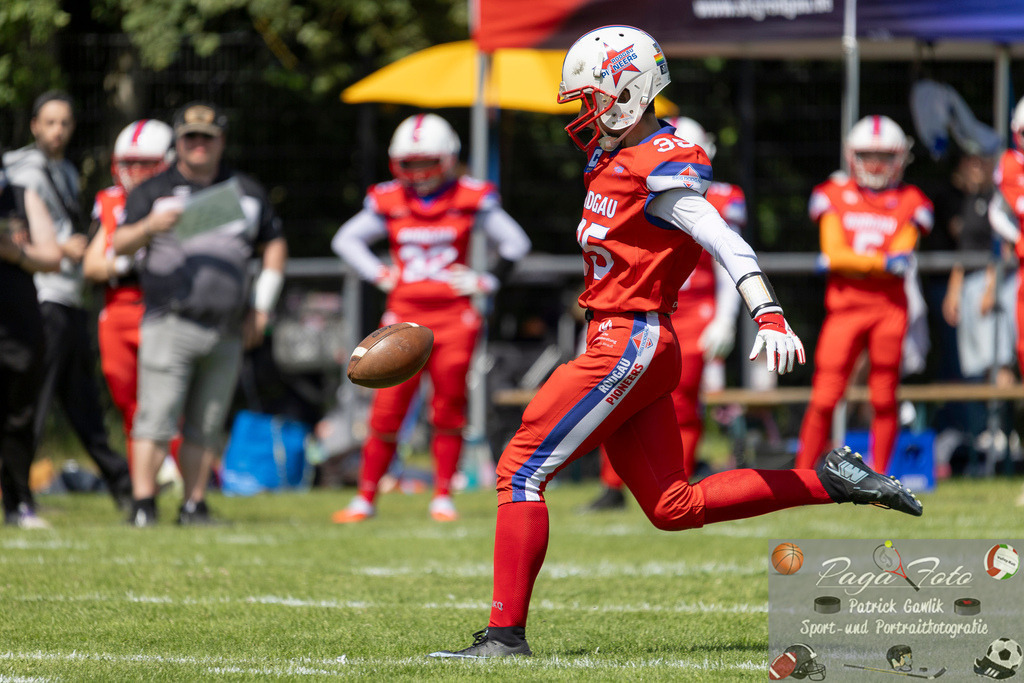GFLW 1: German Football League Women 1: Rodgau Pioneers Ladies - Stuttgart Scorpions Sisters, 07.06.2026 | Jennifer Gerndt (Rodgau Pioneers Ladies #35) schießt den Ball / Punt, Rodgau Pioneers Ladies - Stuttgart Scorpions Sisters, Rodgau, Maingau-Energie-Stadion "Am Weichsee", 7.6.2026 - Realisiert mit Pictrs.com