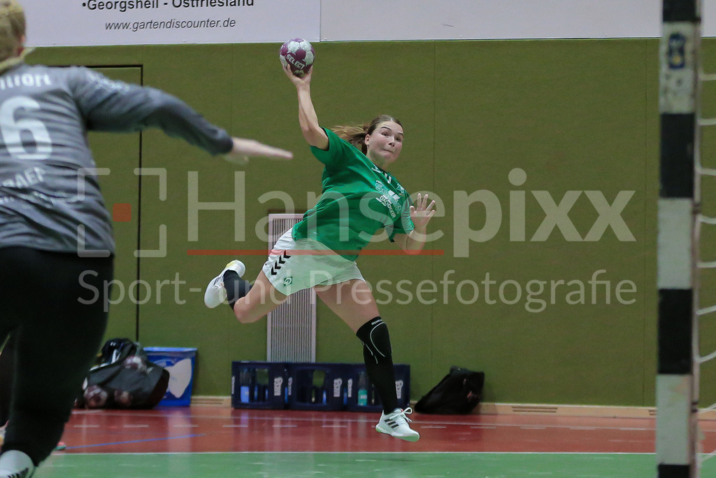 Handball, 2. Bundesliga Frauen, SV Werder Bremen - TuS Lintfort | v.li.: Madita Probst (SV Werder Bremen, 10) beim Wurf, am Ball, Spielszene, Aktion, Action