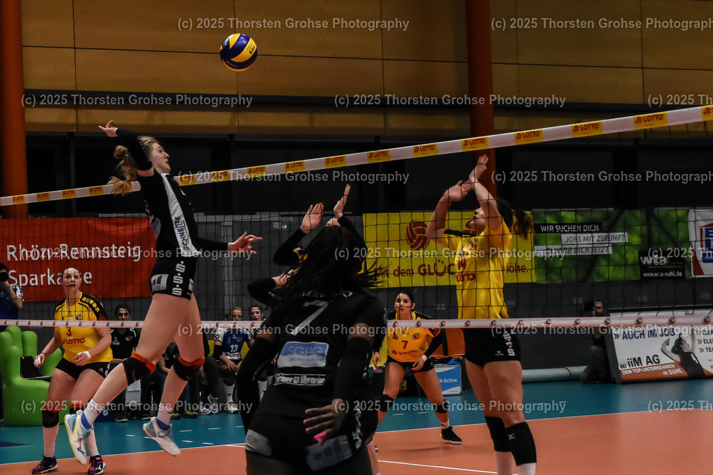 VBL VFB Suhl vs. SCHWARZ-WEISS Erfurt | Emily Grace Thater #2 (Schwarz-Weiss Erfurt); VBL VFB Suhl vs. SCHWARZ-WEISS Erfurt, Volleyball-Bundesliga Frauen am 17.02.2018 in der Multihalle in Meiningen, (Deutschland) - Realisiert mit Pictrs.com