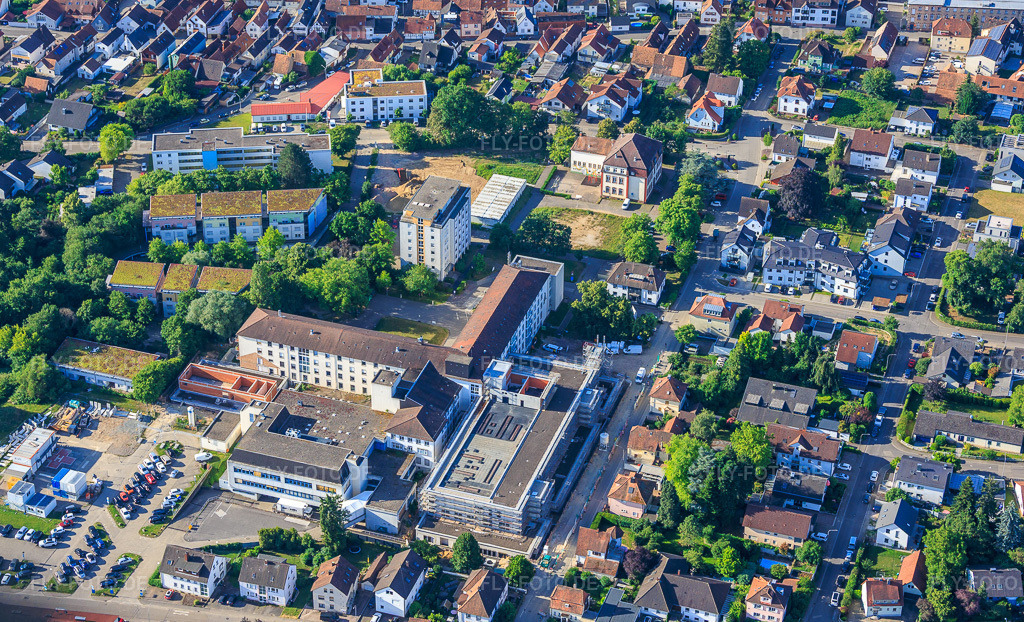 Luftbild: Baustelle für den NEUBAU der NOTAUFNAHME, INTENSIVMEDIZIN UND DIAGNOSTIKBEREICHE der Asklepios Südpfalzkliniken GmbH. Projektsteuerung: BPM Bau- und Projektmanagement Hart GmbH. BPM Architektur, Planung + Objektüberwachung: alsh sander hofrichter architekten GmbH Gesellschaft für Architektur und Generalplanung. Planungsbüro Noll GmbH , TGA-Planung / Heizung-Lüftung-Sanitär-Medizinische Gase-Gebäudeautomation, TGA-Planung / Stark- u. Schwachstromtechnische Anlagen / Fördertechnik: DE-Plan GmbH & Co. KG, Tragwerksplanung: ZPP Ingenieure AG, Freianlagen hofmann_röttgen Landschaftsarchitekten BDLA, Brandschutz: Rieser-Wessel Brandschutzsachverständige & Ingenieure PartG mbB und Bauphysik / Schallschutz-Akustik: Ingenieurbüro Seidel in Kandel im Bundesland Rheinland-Pfalz in Deutschland. – Foto: IMG_157554.jpg vom 18.06.2026 durch Werner Riehm/FLY-FOTO.de – Auflösung des Originals: 5583 x 3392 px – Asklepios Südpfalzklinik Kandel - Asklepios Südpfalzklinik Kandel – BPM – a|sh – WWW.PLANUNGSBUERO-NOLL.DE – DE Plan - DE-Plan GmbH & Co. KG., Gladenbach, Planungsbüro – WWW.SOCOTEC.DE – Start | Hofmann-Röttgen Landschaftsarchitekten – RIESER-BRANDSCHUTZ.DE – Ingenieurbüro Seidel Bauphysik und Brandschutz | Ingenieurbüro Seidel