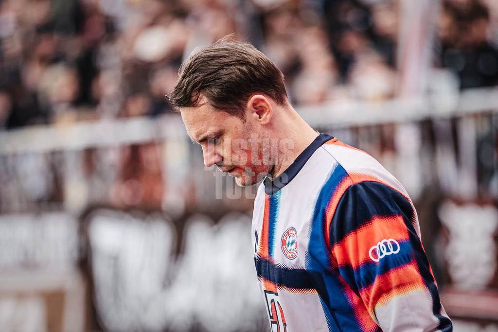 Fußball | Männer | Saison 2025/2026  | Fußball-Bundesliga | 29. Spieltag | FC St. Pauli vs. FC Bayern München | 11.04.2026 | Manuel Neuer (#1, FC Bayern München) betritt das Feld zum Aufwärmen