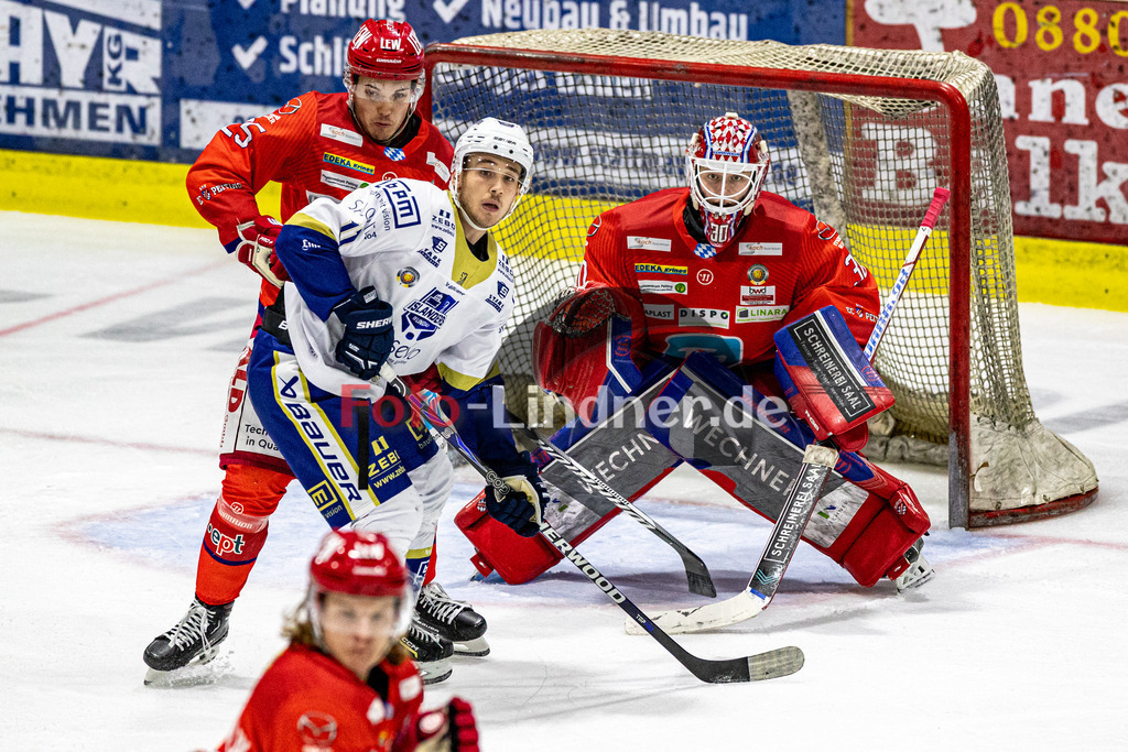 EC Peiting vs EV Lindau Islanders | Eishockey Oberliga Süd 2023/2024, EC Peiting vs EV Lindau Islanders,
Warten auf den Schuss aufs Tor von Konrad FIEDLER (ECP Goali 30),
2023-10-13 in Peiting (Eisstadion)
25 Tobias BECK (ECP 25), 30 Konrad FIEDLER (ECP Goali 30), 11 Nicolas STRODEL (Islanders 11)
Copyright: WolfgangxLindner foto-lindner.de