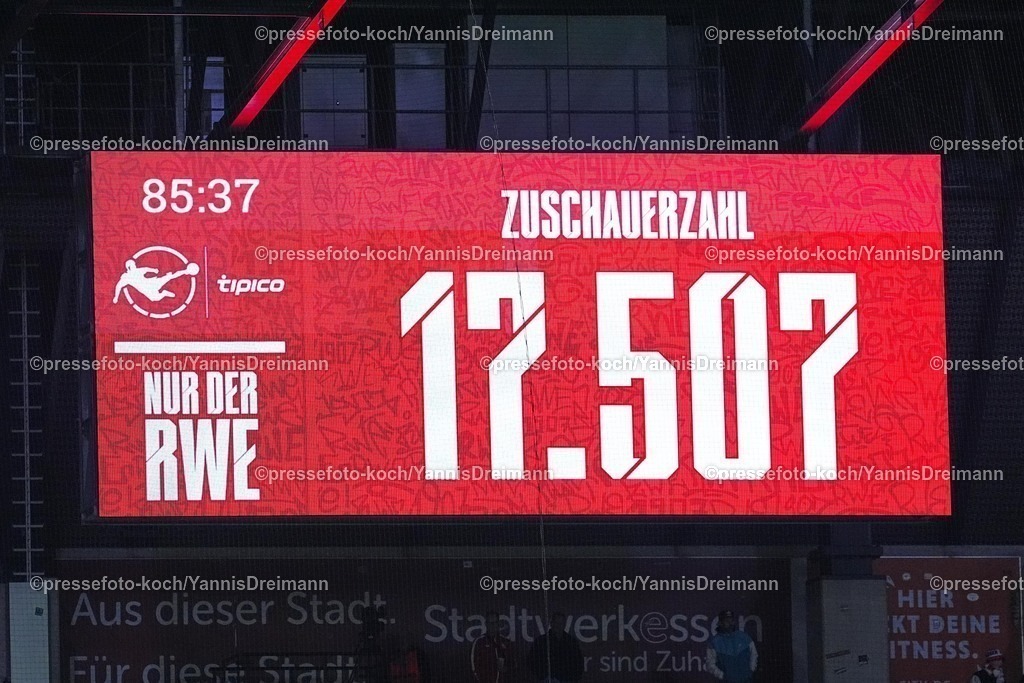 xYDRx02112502095 | 02.11.2025, xydrx, Fußball, 3.Liga, Rot-Weiss Essen - 1.FC Schweinfurt 05, Saison 2025 2026, Stadion an der Hafenstraße: 17.507 Zuschauer sahen die Partie   DFB regulations prohibit any use of photographs as image sequences and or quasi-video.