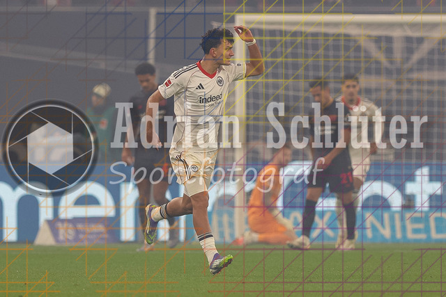 Bayer 04 Leverkusen vs Eintracht Frankfurt - Bundesliga  | Leverkusen, Deutschland, 12.09.25:   Can Yilmaz Uzun (Eintracht Frankfurt) Torjubel, jubelt nach seinem Treffer zum 2:1 waehrend des Spiels der Bundesliga zwischen  Bayer 04 Leverkusen vs Eintracht Frankfurt in der BayArena(Foto von Brauer-Fotoagentur / Adrian Schlueter)