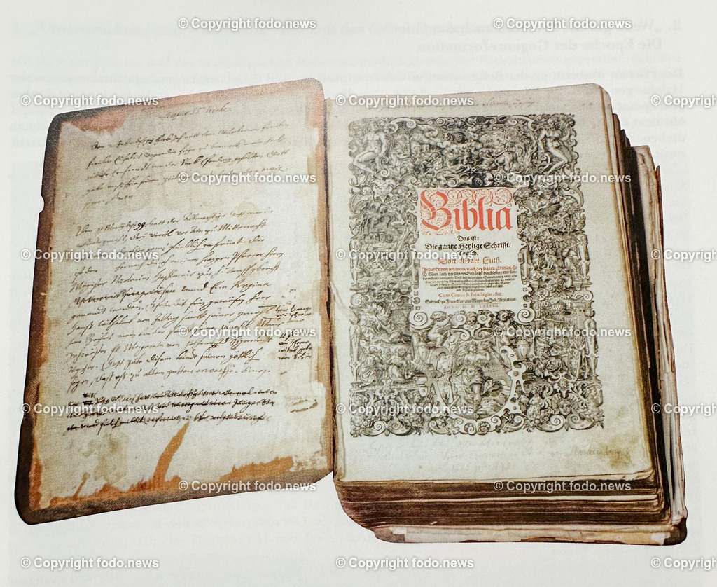 Evangelisches Museum Rutzenmoos_ 17.03.2023-15 | 17.3.2023, Rutzenmoos, AUT, Evangelisches Museum Rutzenmoos, im Bild Familienbibel des Erasmus II von Starhemberg (1583) - REPRO