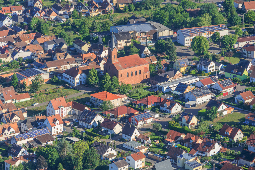 Luftbild: Katholische Pfarrkirche St. Stephan in Albersweiler im Bundesland Rheinland-Pfalz in Deutschland. – Foto: IMG_156864.jpg vom 23.05.2026 durch Werner Riehm/FLY-FOTO.de – Auflösung des Originals: 5842 x 3895 px