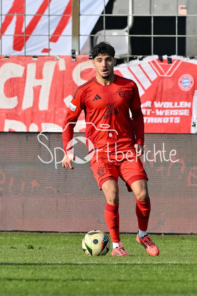 FC Bayern Amateure - 1. FC Schweinfurt 05 | am Ball Emirhan DEMIRCAN (FC Bayern Muenchen II 21) / Einzelfoto / Freisteller / Regionalliga Bayern: FC Bayern Muenchen II - 1. FC Schweinfurt 1905, Gruenwalder Stadion am 22.02.2025