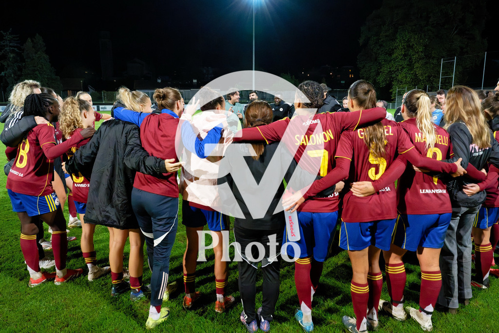 DZ9_5376_c | Switzerland: AXA Womens Super League 2025/26, Servette FC Chenois Feminin vs FC Aarau Frauen - Stade des Trois-Chene, Chene-Bourge: Servette FC Chenois Feminin form a circle while Cristian Toro (Head Coach Servette FC Chenois Feminin) is speaking