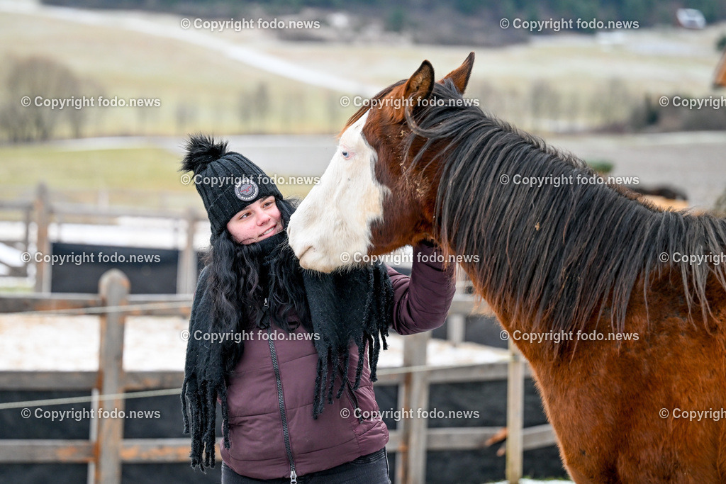 Slowakei_ Durcina_ Ranch Simba_ 25.12.2025-27 | 25.12.2025, Rajec, SVK, Themenbild, Pferde, im Bild Maedchen mit Pferd, Stute, Hengst, Fohlen, Quarter Horse, Ranch, Weide, Hof, Wiese, Stall, Nutztier, Tier, Portraet, Winter, Schnee, Natur, Tierliebe, Naehe, Vertrauen, braunes Pferd, weiße Blesse, junge Frau, Muetze, Schal, Outdoor, laendlich, Tier-Mensch-Beziehung, emotionale Verbindung, Tierfotografie