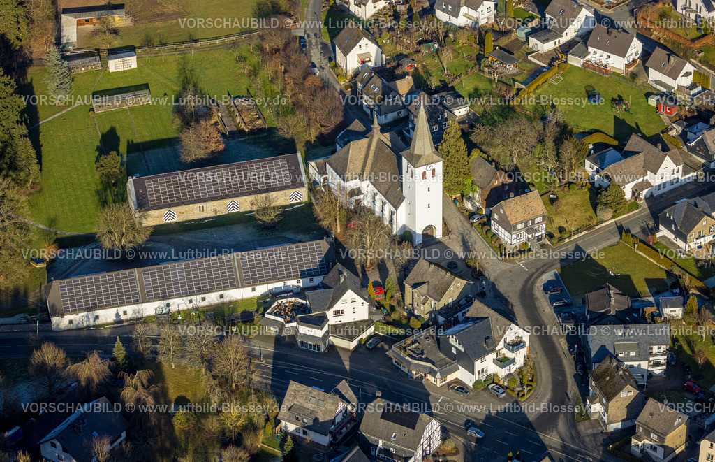 Bestwig260104463 | Luftbild, kath. St. Joseph-Kirche, Kumm rin - Die Hofschänke mit Solardach, Ostwig, Bestwig, Sauerland, Nordrhein-Westfalen, Deutschland