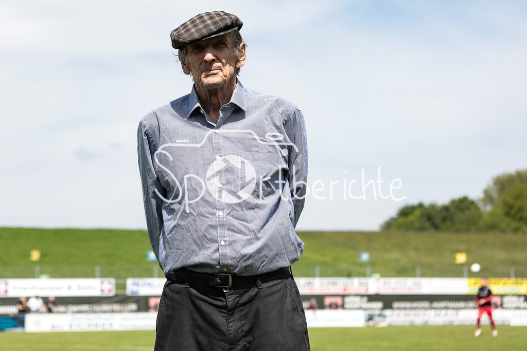 FC Pipinsried - SV Wacker Burghausen | Pipinsried Vereinslegende Konrad HOESS wird in der Halbzeit zum Ehrenpraesidenten ernannt / Ehrung / Einzelfoto / Freisteller