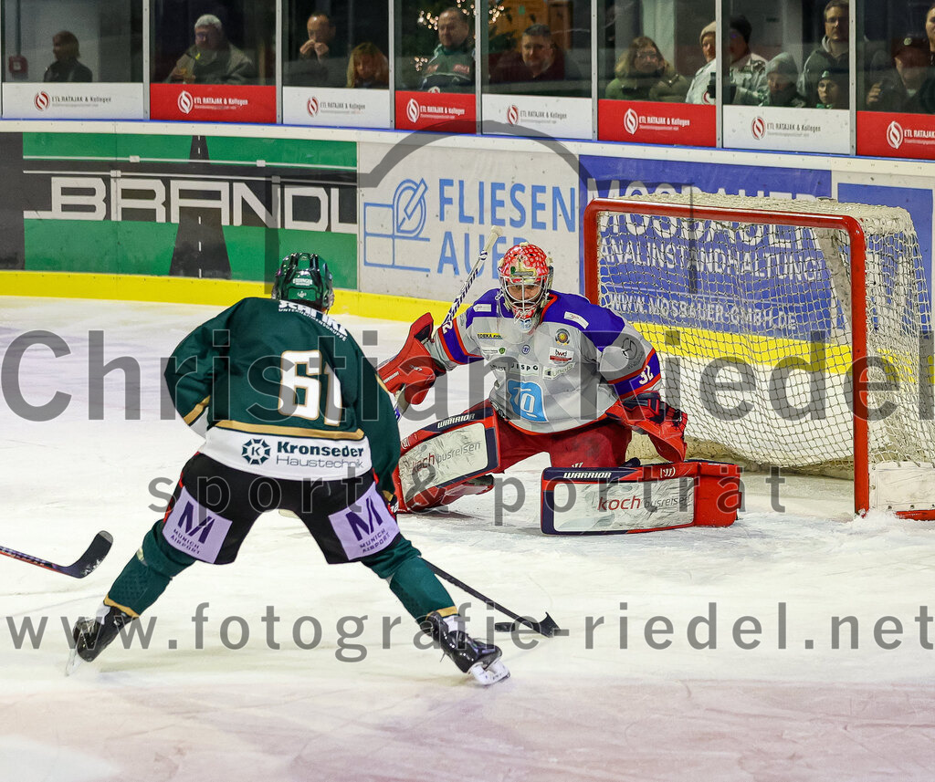 2025-11-30_135_TSV_Erding_gegen_EC_Peiting | Erding, Deutschland, 30.11.2025:Eishockey, Oberliga Süd 2025 / 2026, 22. Spieltag, TSV Erding gegen EC Peiting, Endergebnis: 5:1Dennis Miller (Erding Gladiators, #61), Torwart Andreas Magg (EC Peiting, #32)Foto: Christian Riedel / fotografie-riedel.net