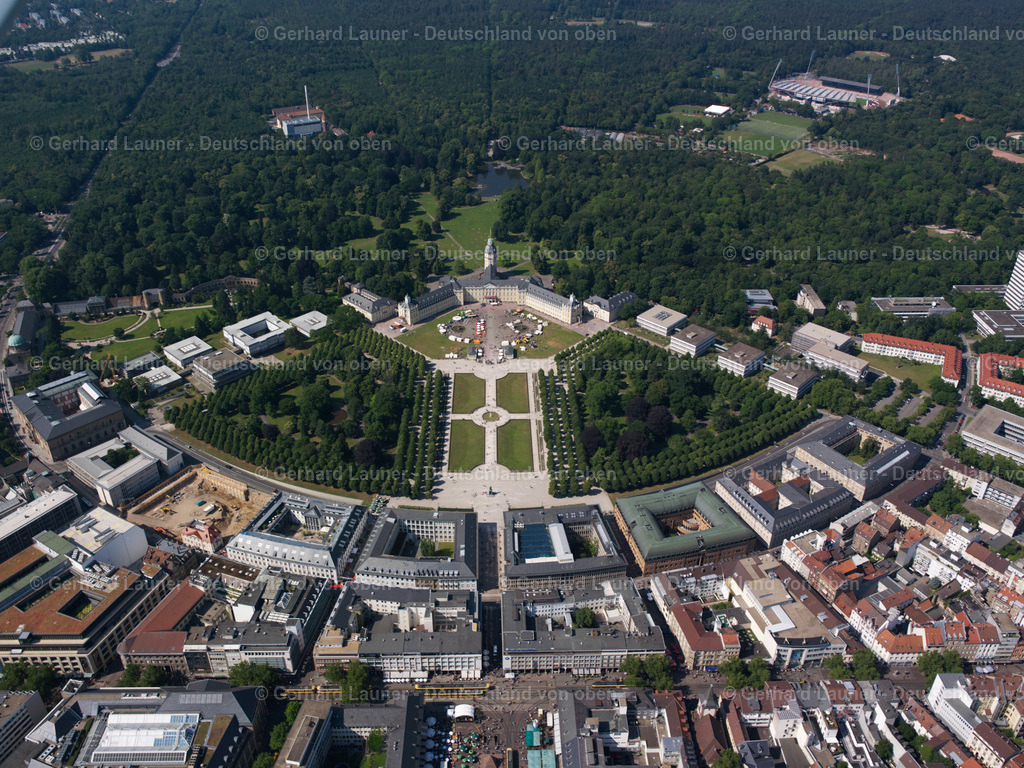 2636551 | Schloss Karlsruhe im barocken Baustil liegt im Zentrum der Fächerstadt Karlsruhe