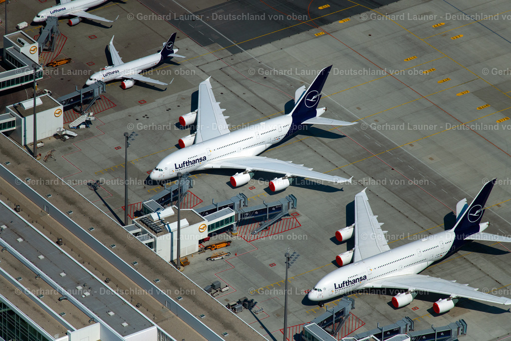 4021177 | MüNCHEN-FLUGHAFEN 08.04.2020 Passagierflugzeuge krisenbedingt stillgelegt auf der Parkpositionen und Abstellfläche auf dem Flughafen in München im Bundesland Bayern, Deutschland. // Passenger aircraft decommissioned due to the crisis on the parking positions and parking space at the airport in Munich in the state Bavaria, Germany. Foto: Gerhard Launer