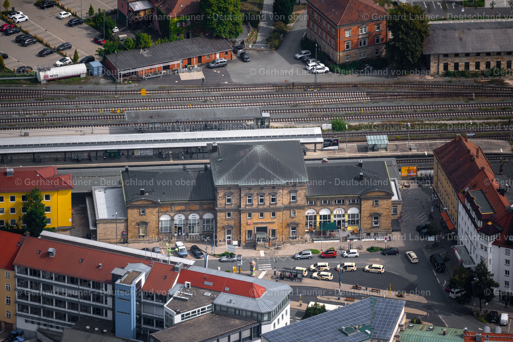 4060284 | BAYREUTH 07.09.2021 Gleisverlauf und Gebäude des Hauptbahnhofes der Deutschen Bahn in Bayreuth im Bundesland Bayern, Deutschland. // Track progress and building of the main station of the railway in Bayreuth in the state Bavaria, Germany. Foto: Gerhard Launer