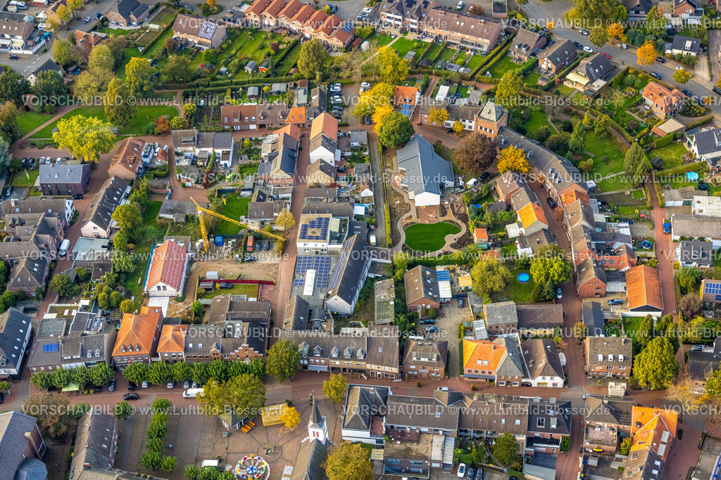 Uedem241014157 | Luftbild, Evang. Pfarramt und Park, Wohngebiet Turmwall, Baustelle an der Neustraße, Uedem, Niederrhein, Nordrhein-Westfalen, Deutschland