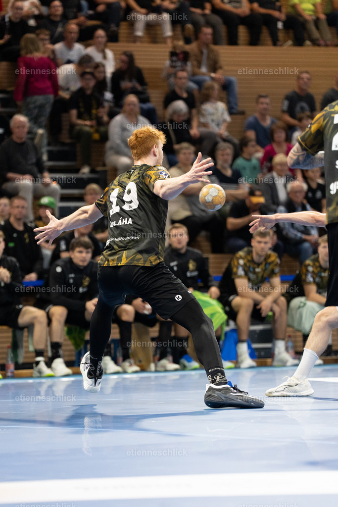 HC Elbflorenz 2006 - TV 05/07 Hüttenberg, 2. Handball-Bundesliga, 6. Spieltag | Im Bild: Abwehr des Gegner Balls durch Daniel Bláha (19, Dresden) 04.10.2026, HC Elbflorenz 2006 - TV 05/07 Hüttenberg, 2. Handball-Bundesliga, 6. Spieltag, Deutschland, Dresden, BallsportArena Dresden