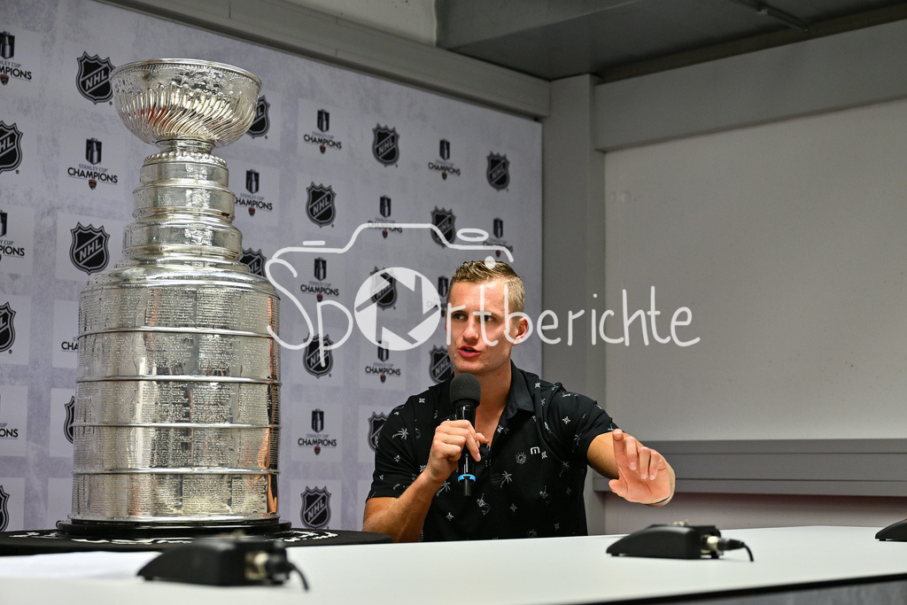 Cup Day | Nico STURM bringt den Stanley Cup zum zweiten mal nach Augsburg / Im Bild der offizielle Pressetermin mit RT1 Moderator Alex KUNZ
