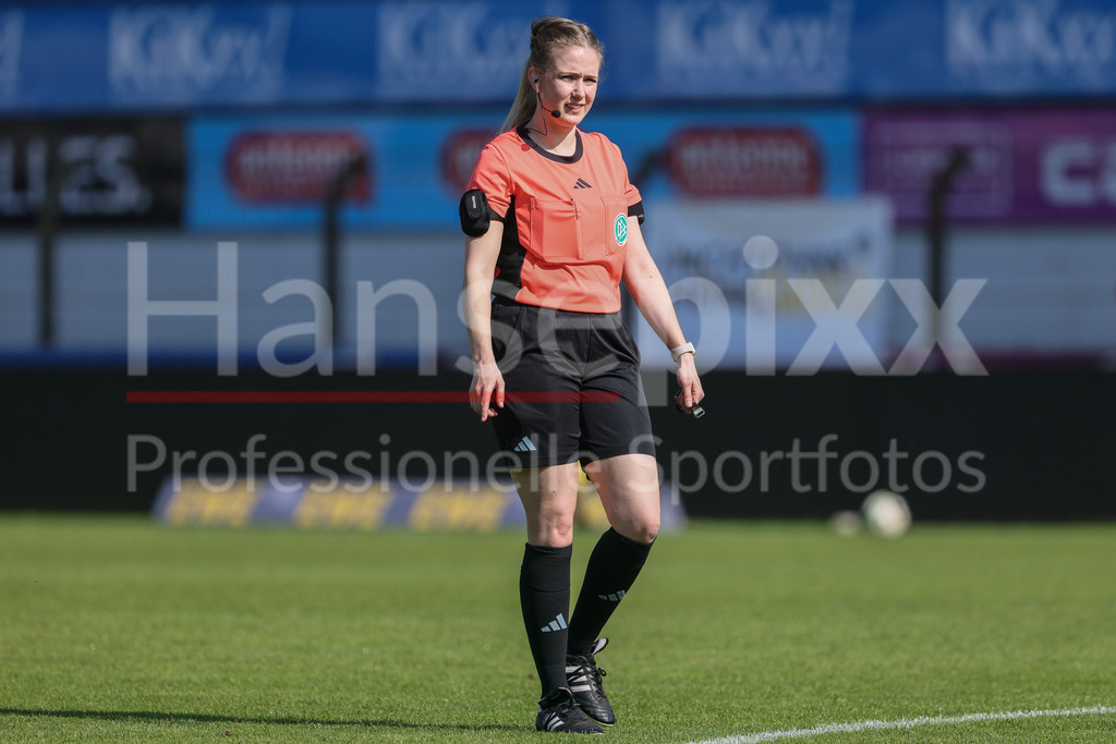 Fussball, DFB-Pokal Frauen, SV Meppen - FC Carl Zeiss Jena | v.li.: Schiedsrichterin Sarah Willms, DIE DFB-RICHTLINIEN UNTERSAGEN JEGLICHE NUTZUNG VON FOTOS ALS SEQUENZBILDER UND/ODER VIDEOÄHNLICHE FOTOSTRECKEN. DFB REGULATIONS PROHIBIT ANY USE OF PHOTOGRAPHS AS IMAGE SEQUENCES AND/OR QUASI-VIDEO.