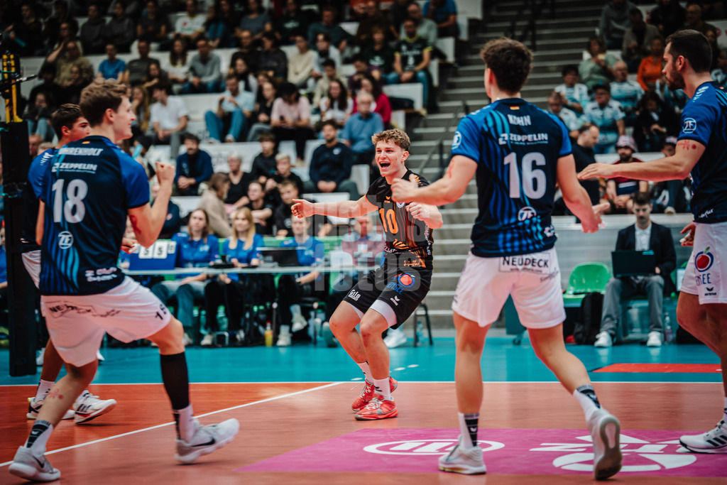 Volleyball | Herren | Saison 2025/2026 | Volleyball Ligacup | VfB Friedrichshafen vs. WWK Volleys Herrsching | 12.10.2024 | Lucas Huckle (#10, VfB Friedrichshafen) jubelt