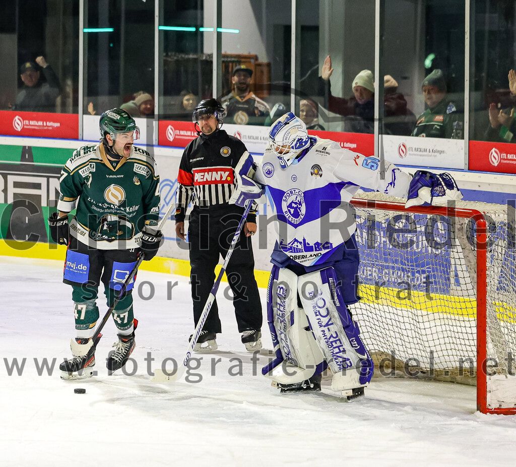 2026-01-23_100_TSV_Erding_gegen_SC_Riessersee | Erding, Deutschland, 23.01.2026:Eishockey, Oberliga Süd 2025 / 2026, 40. Spieltag, TSV Erding gegen SC Riessersee, Endergebnis: 6:5 n.V.Marco Pfleger (Erding Gladiators, #47), Torwart Andreas Mechel (SC Riessersee, #50)Foto: Christian Riedel / fotografie-riedel.net