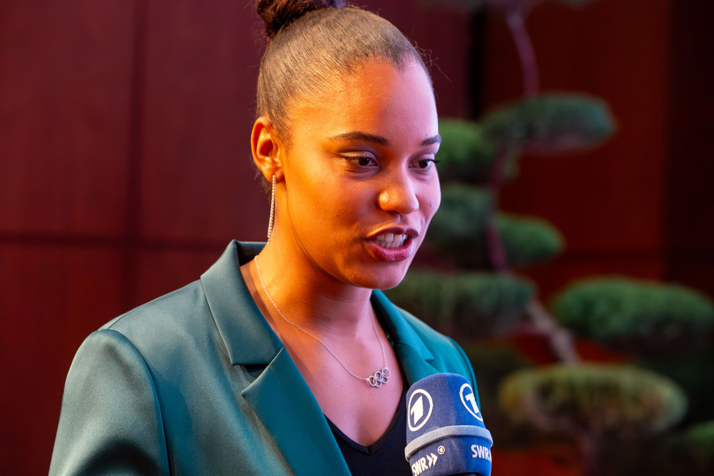 Rosengarten Mannheim: Award-Night 2024 / Sport Award Rhein-Neckar. Bild: Yemisi Ogunleye, Olympiasiegerin im Kugelstoßen in Paris 2024 | Rosengarten Mannheim: Award-Night 2024 / Sport Award Rhein-Neckar. Bild: Yemisi Ogunleye, Olympiasiegerin im Kugelstoßen in Paris 2024 - Realisiert mit Pictrs.com
