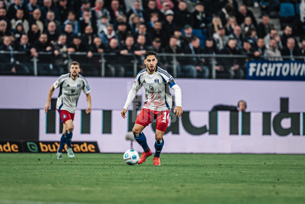 Fußball | Männer | Saison 2024/2025 | 2. Fußball-Bundesliga | 25. Spieltag | Hamburger SV vs. Fortuna Düsseldorf | 08.03.2025 | Ludovit Reis (#14, HSV) am Ball