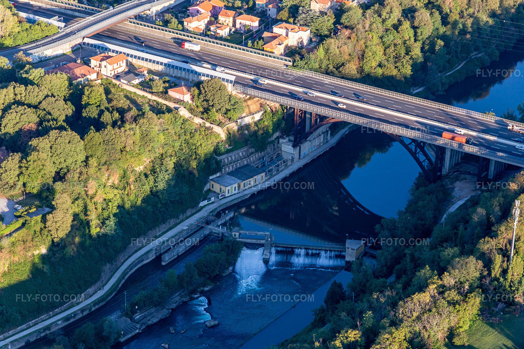 Aerial view: Adda Waterfall in Trezzo sull’Adda in the state Lombardy, Italy. – Photo: IMG_134494.jpg taken on 09/19/2022 by Werner Riehm/FLY-FOTO.com – Resolution of the original: 5472 x 3648 px