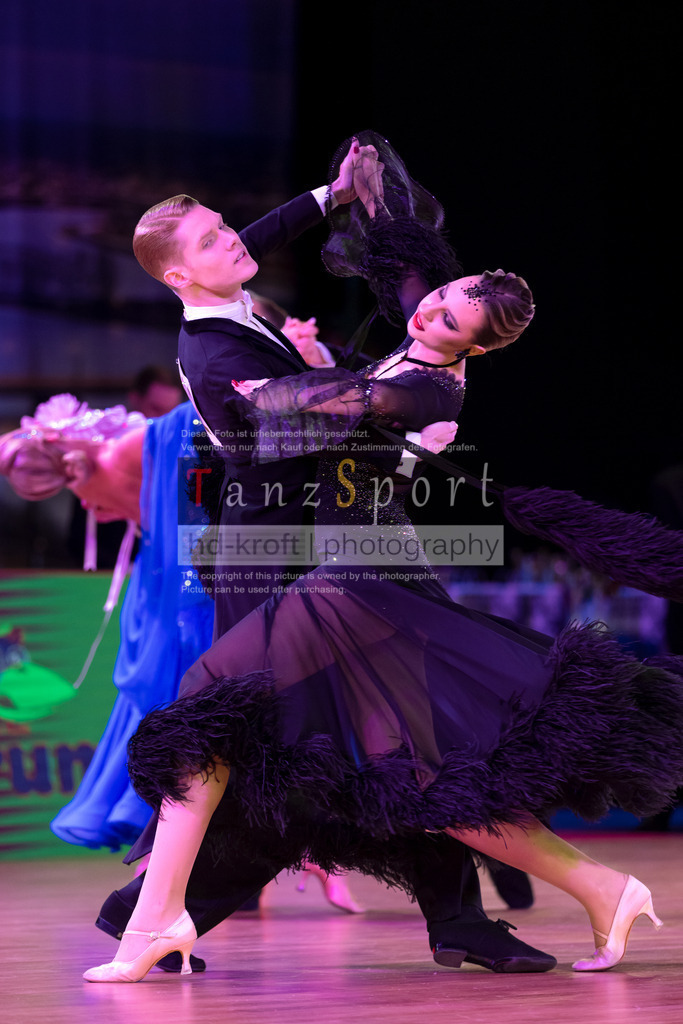 20241215_WDSF_Int_Open_Std-Riga-9125 | Tanzsportbilder, Standardtanz, Lateintanz, WDSF, DTV, LTVB, dancecomp, goc, hessen tanzt, blaues band der spree, walzer, tango, wiener walzer, slowfox, quickstepp, samba, rumba, cha-cha-cha, paso doble. jive, hd-kroft photography, turniertanzsport