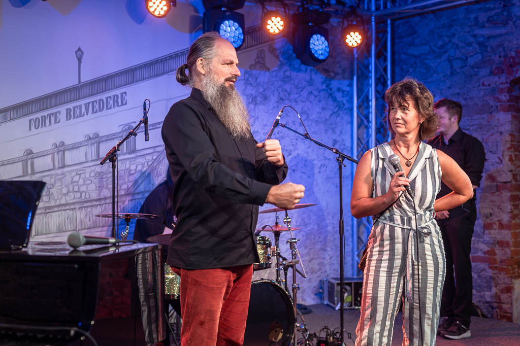 Karaoke mit Liveband | Karaoke mit Forster Family im Forte Belvedere Leisnig zum Festival Hallo Leisnig 2022. - Realisiert mit Pictrs.com